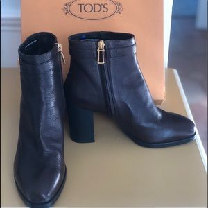 Tods genuine leather chocolate brown bootie
